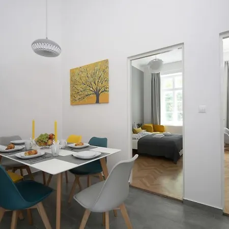 Apartment Central Apartman 3 Bdr, 2 Bath+3a/c+free Parking+quite