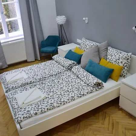 Central Apartman 3 Bdr, 2 Bath+3a/c+free Parking+quite Apartment